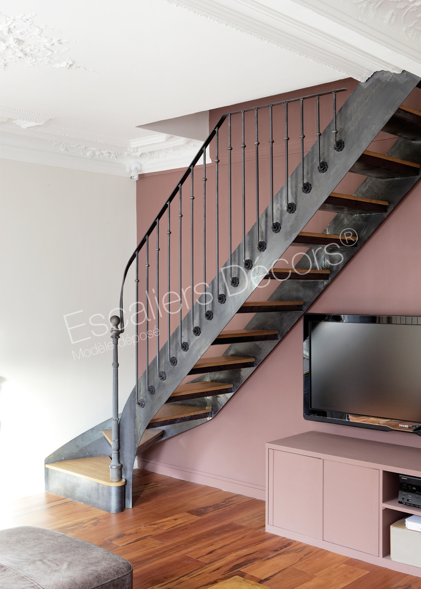 Photo DT99 - ESCA'DROIT® Balancé 1/4 Tournant Bas. Escalier intérieur balancé métal et bois style 'bistrot' pour une décoration classique.